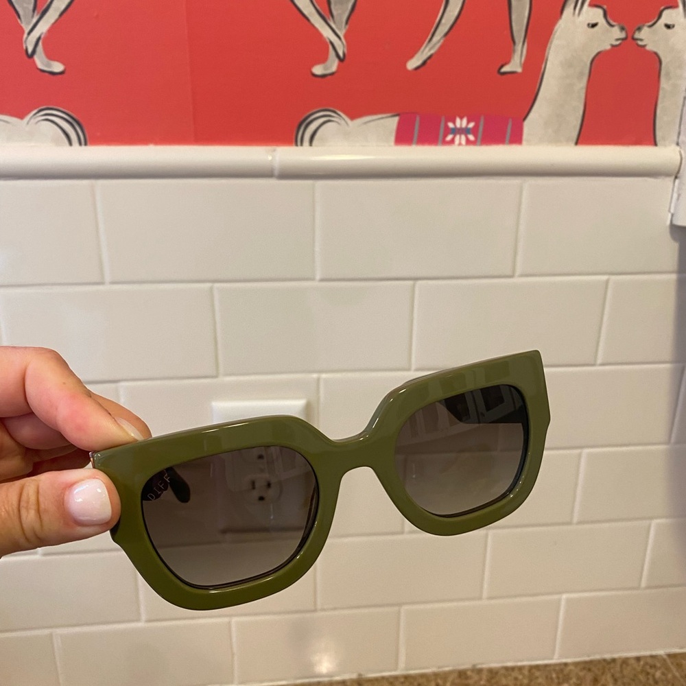 🕶️ DIFF Maren Python Olive Green Sunglasses 🕶️